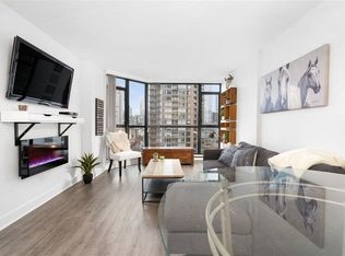 888 Hamilton St #1104, Vancouver, BC V6B 5W4