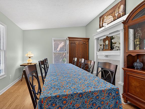 3rd image of 1136 Chinoe Rd