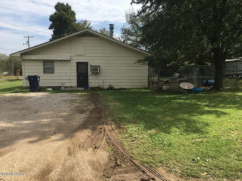 2nd image of 833 W 15th St