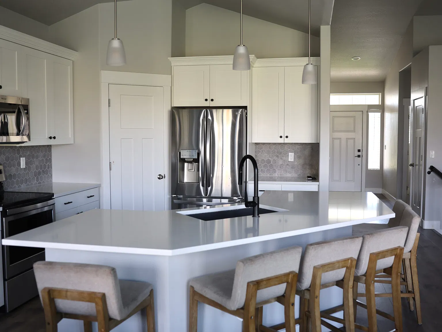 5 bed, 3100 sqft, $2,970 — Photo 2