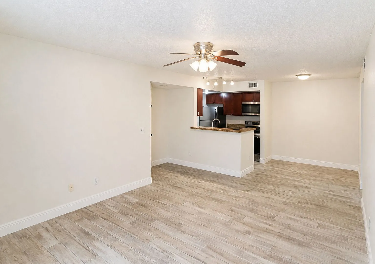 Renovated 2/2 with Pond View Gated Community Near Millenia — Photo 4