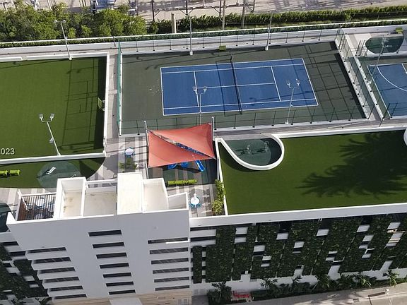 3rd image of 16385 Biscayne Blvd Unit 2705