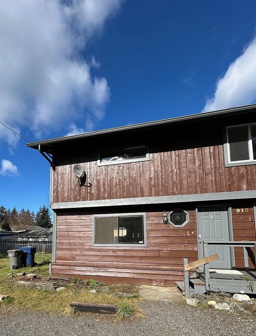 913 Peters Pl — Photo 1