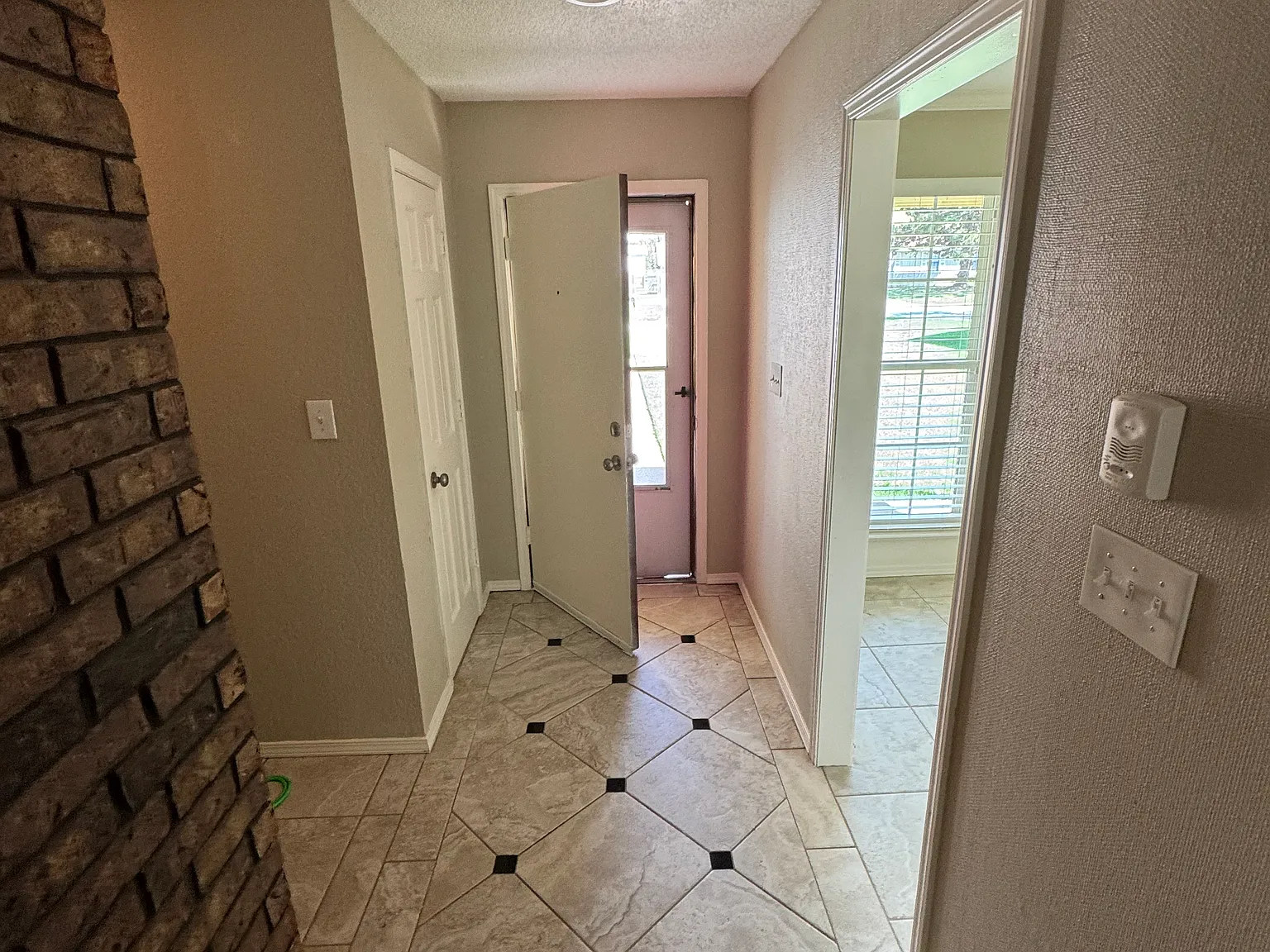 2 bed, 1500 sqft, $1,200 — Photo 4