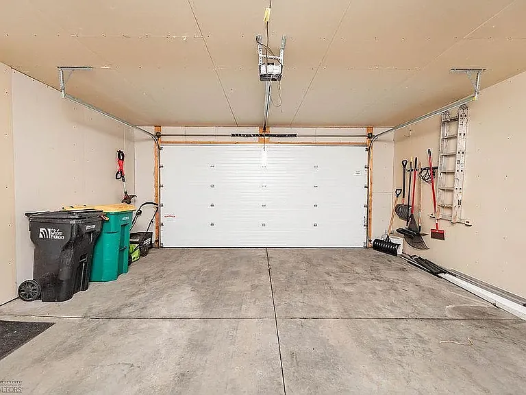 1063 Barnes Dr W — Photo 23
