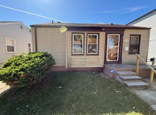 18524 Roscommon St, Harper Woods, MI 48225