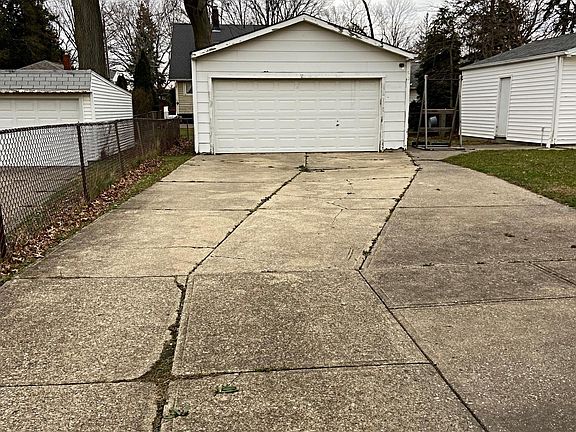 Driveway/Garage