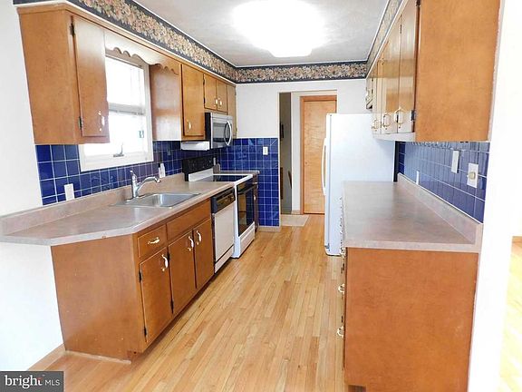 2nd image of 213 Greenlee Ln