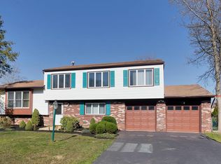 2 Castle Ct, Manalapan, NJ 07726