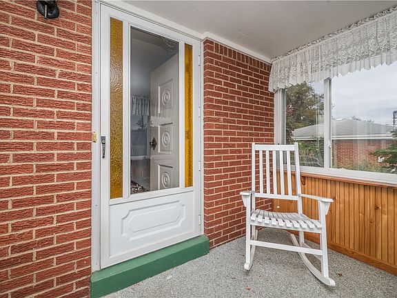 5th image of 233 Dennis St