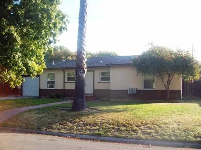 1634 Honeysuckle Dr photo 1
