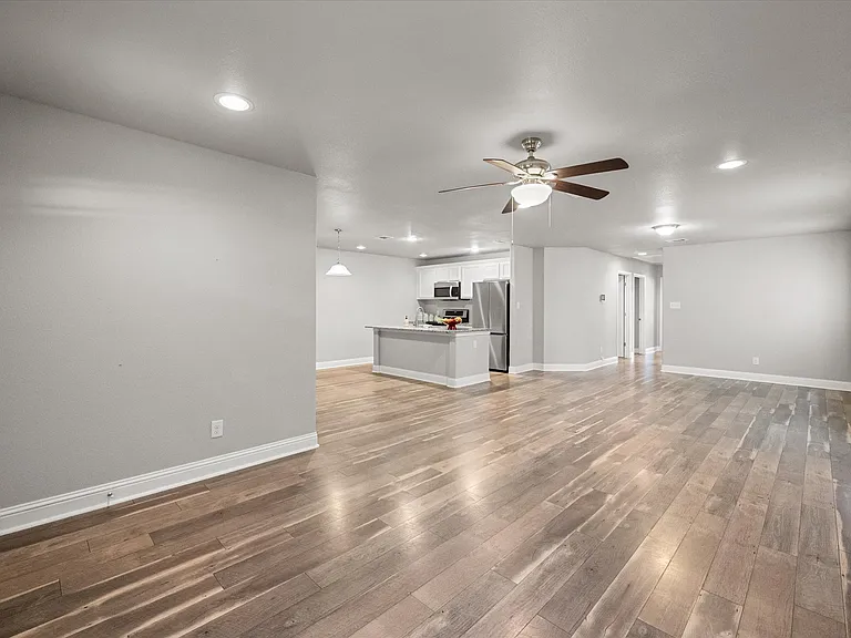 438 Sabine Ave — Photo 8