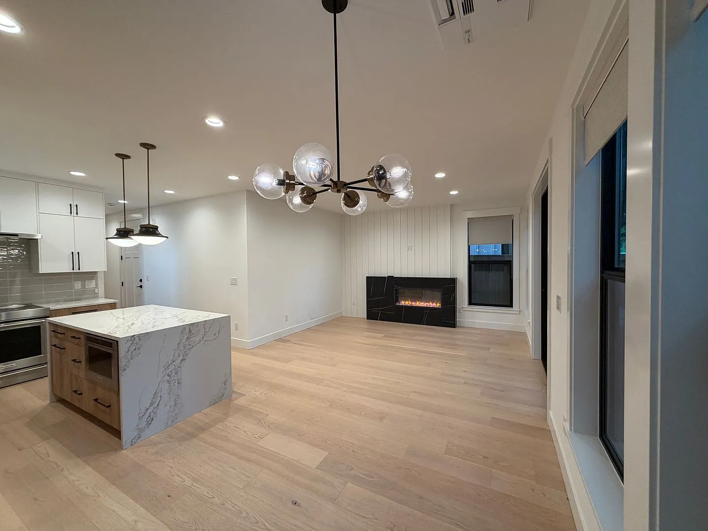 3Bd/2.5Ba Kirkland Home — Photo 4