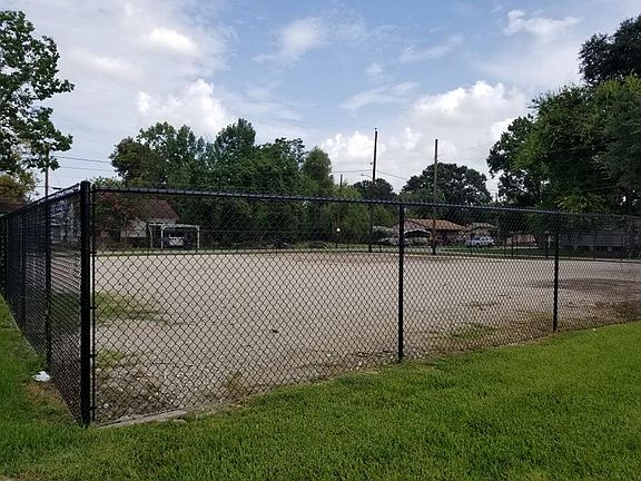 4th image of 2411 Chew St