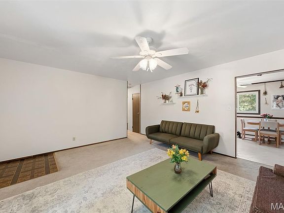 5th image of 32 Country Ln