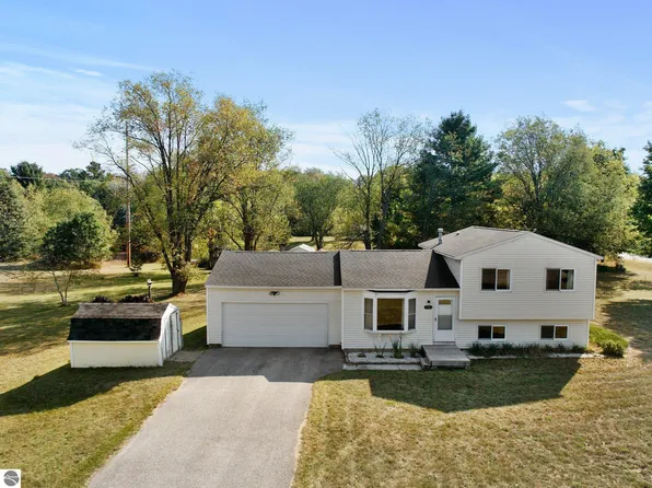3780 Whispering Oaks Dr, Traverse City, MI 49696