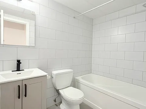 1989 Wyandotte St W #201 — Photo 7