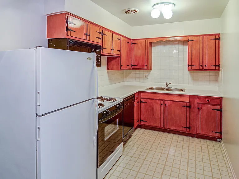 Colonial Manor — Photo 8