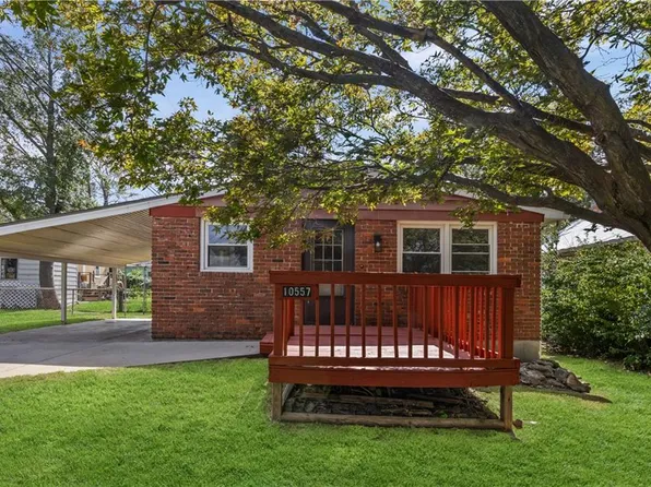 10557 E Lake Dr, Independence, MO 64053