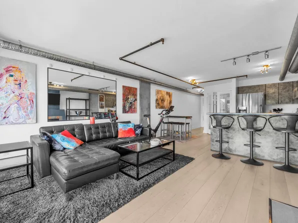 27 Alexander St #608, Vancouver, BC V6A 1B2