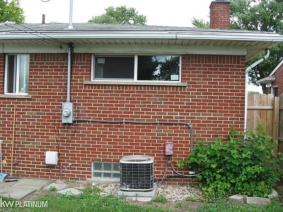 5th image of 27339 Lorraine Ave