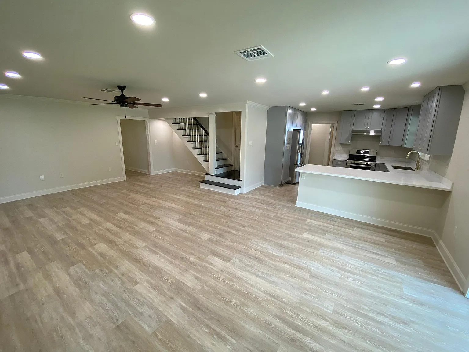 3 bed, 2.5 bath, 1700 sqft, $2,500 — Photo 2