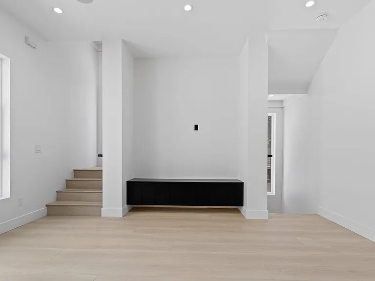 1815 Barry Ave — Photo 18