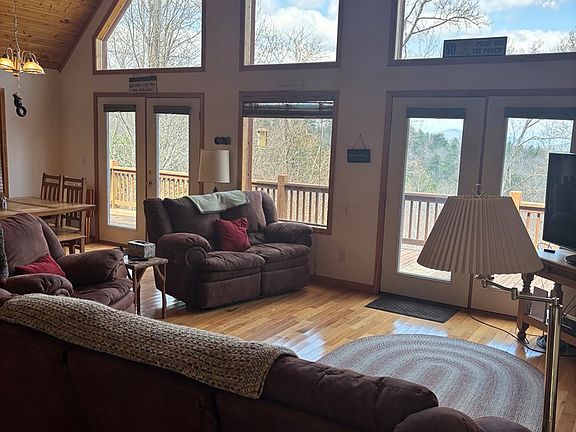 4th image of 380 Buck Ridge Dr