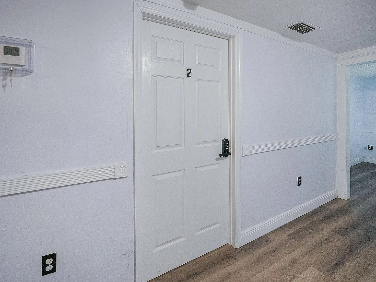 4 bed, 1.0 bath, 1300 sqft, $957 — Photo 2
