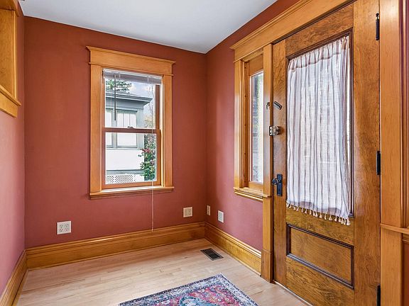 3rd image of 314 Baker St W