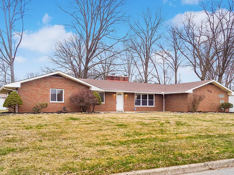 2652 Maplewood Dr — Photo 2