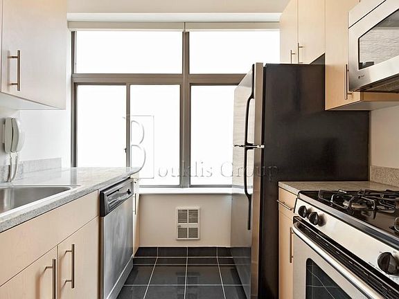 4th image of 90 Washington St APT 26G