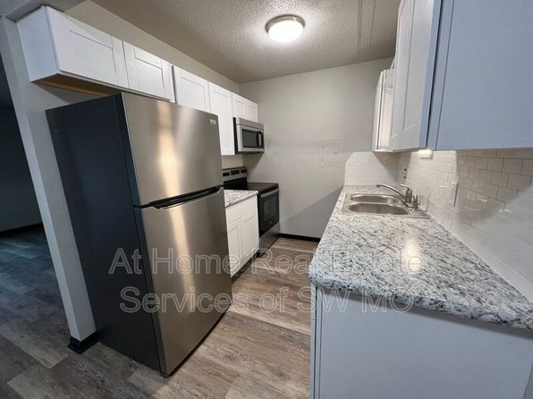 1242 E Cherry St #203