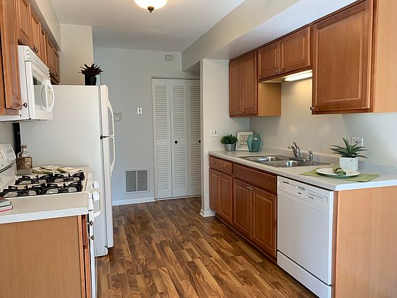 3rd image of 843 Wellington Ave #51