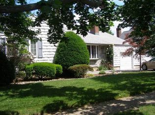 23 Oak St, Hicksville, NY 11801