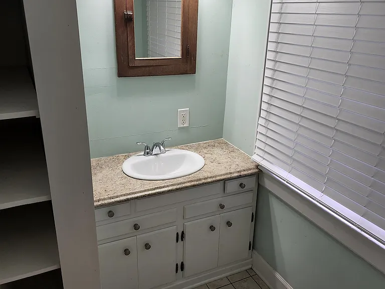 4300 Lonsdale Dr — Photo 2