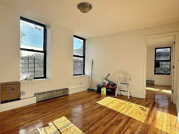 3rd image of 951 Putman Ave #1A