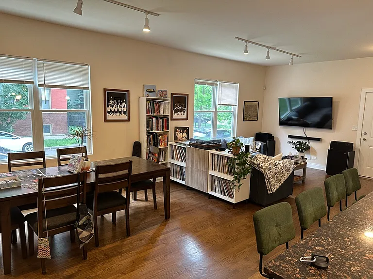 2301 N Maplewood Ave #1E — Photo 2