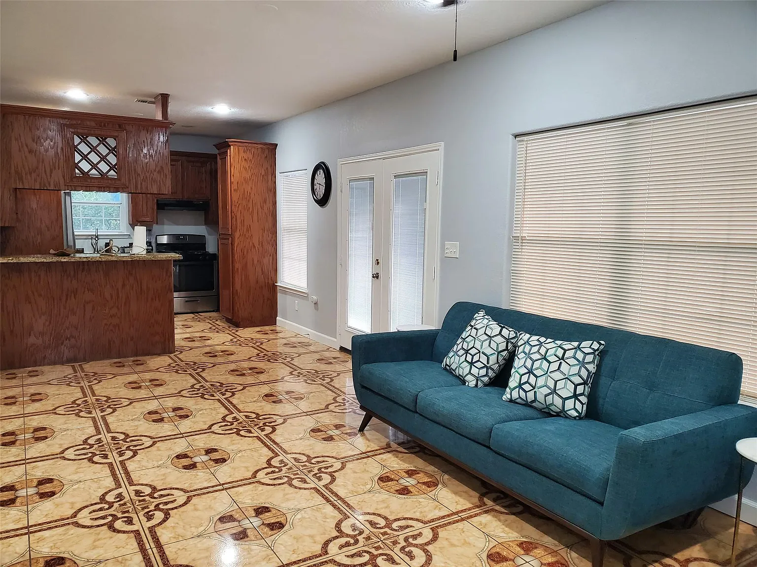 2 bed, 1.0 bath, 918 sqft, $1,550 — Photo 3