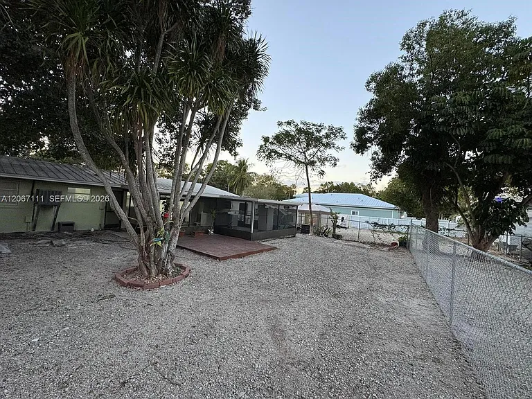 664 Colson Dr — Photo 2