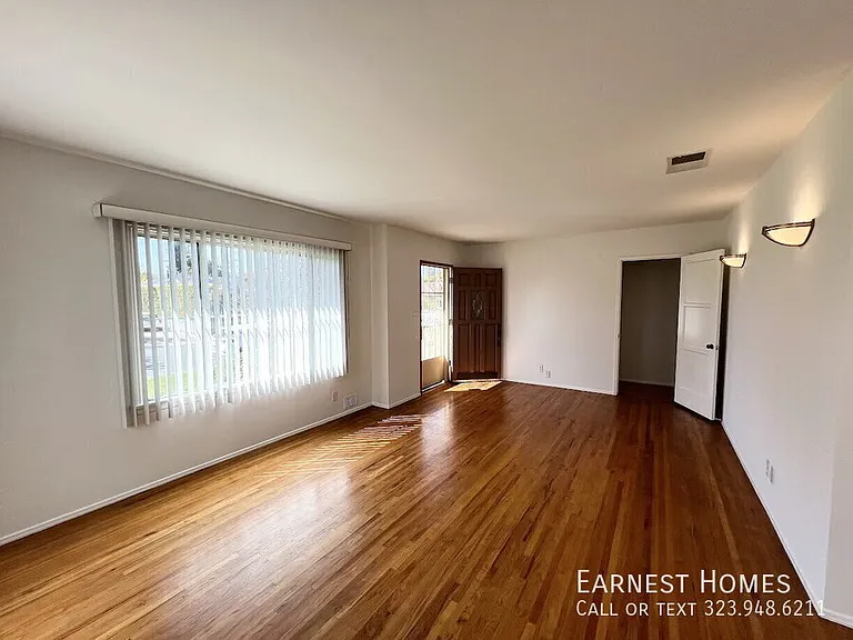 14013 Addison St — Photo 4