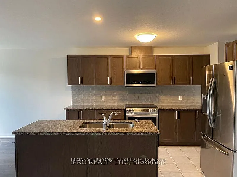 135 Hardcastle Dr — Photo 3