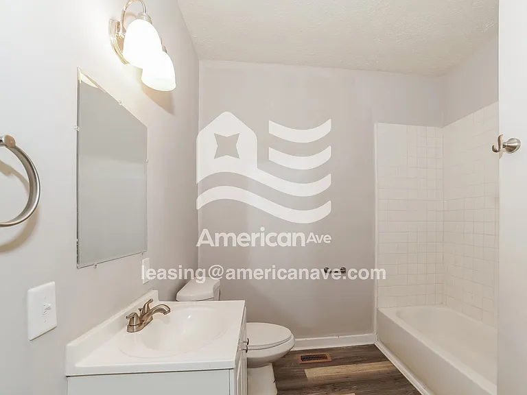 1762105_009_wm_-_main_bathroom_13428600.jpg