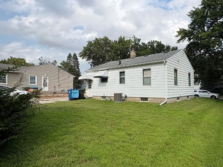 1324 Lyon Ave — Photo 2