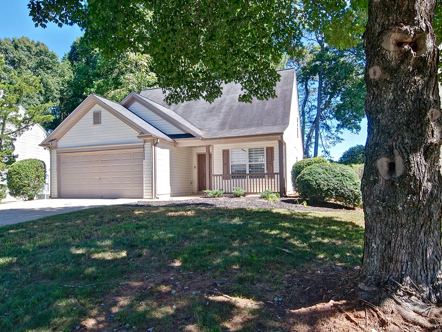 3 bed, 2.5 bath, 1739 sqft, $2,400 — Photo 2