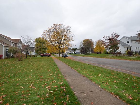 4th image of 19 Manitoba Woods Ln