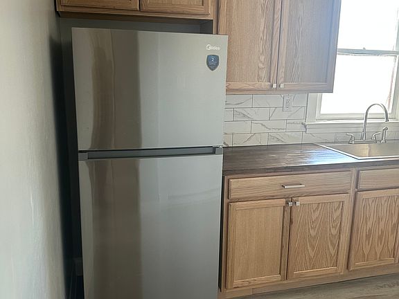 5th image of 915 N Royal Ave