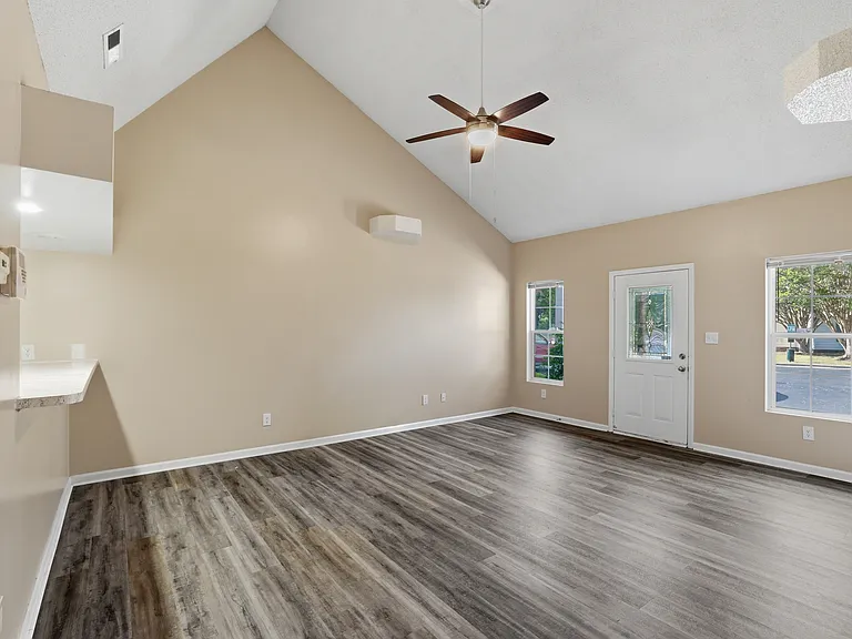 Sterling Pointe Apartments — Photo 14