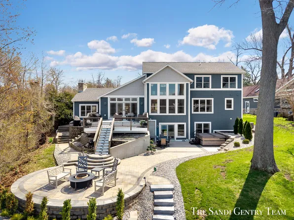 7 Circle Dr, Fruitport, MI 49415