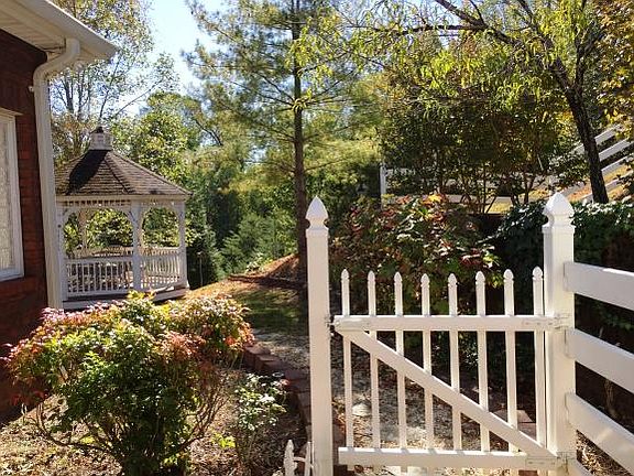 3rd image of 112 Stoneridge Ct